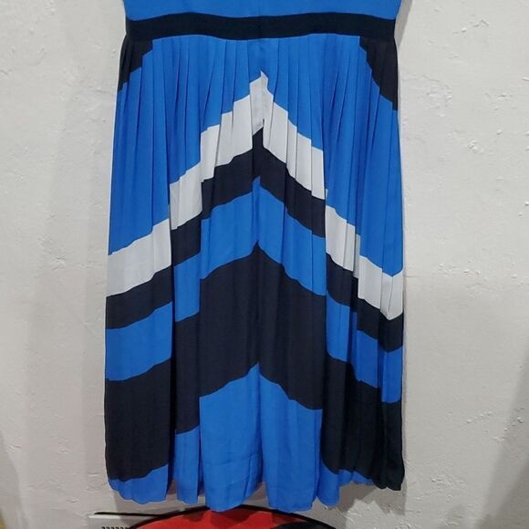 Banana Republic Pleated Chevron Midi Dress Size 6 - Picture 6 of 16